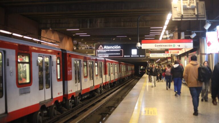 Metro de Santiago restablece servicio en Línea 1 tras cerrar por presencia de una persona en la vía