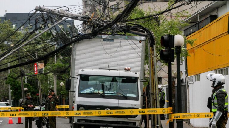 Camión arrasó con cables del tendido eléctrico y poste de luz en Providencia