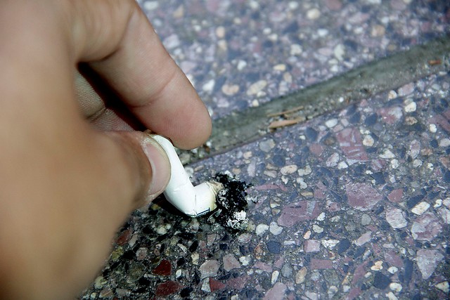 Municipalidad sancionará con hasta 350 mil pesos a personas que boten colillas de cigarrillos y chicles