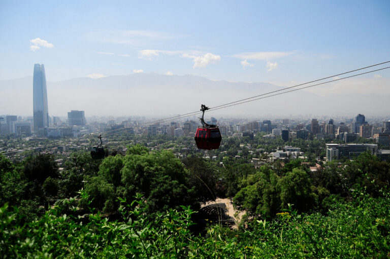 Rescatan a hombre extraviado al interior del cerro San Cristóbal: No pudo bajar tras fracturarse una pierna