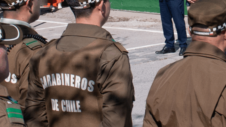 Carabinero atacado con un ladrillo en Las Condes permanece en riesgo vital: detenido el agresor