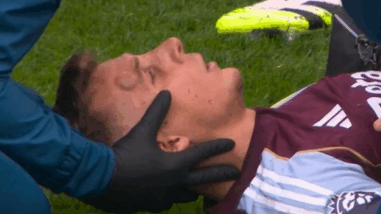 El fuerte choque entre Dibu Martínez y su compañero que preocupó al Aston Villa durante su empate ante Everton