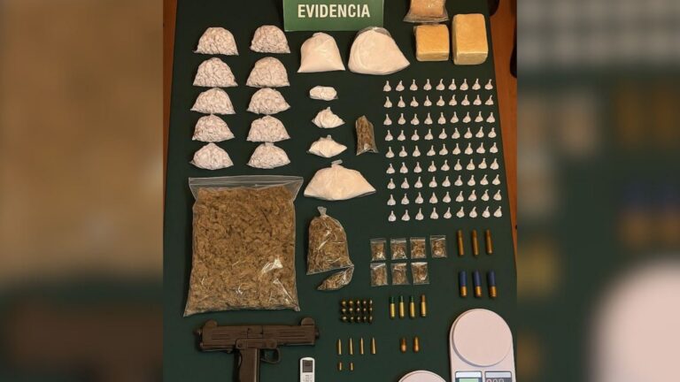 Detienen a dos sujetos en La Granja por posesión de armas y droga: Mantenían cocaína, pasta base y marihuana