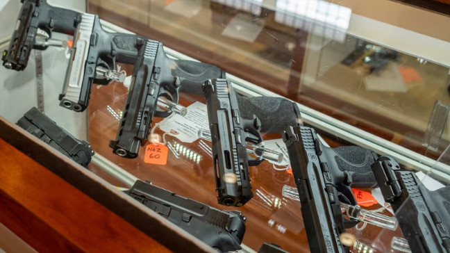 Departamento de Justicia de EE.UU. estaría considerando limitar derecho a personas trans a tener armas de fuego