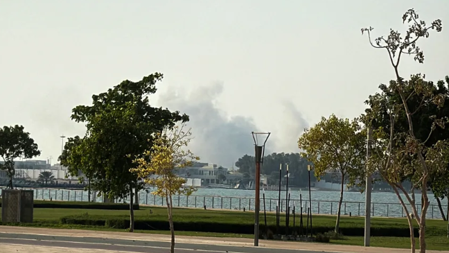 El humo se eleva después de que se escucharon varias explosiones en Doha, Qatar, el martes. Ibraheem Abu Mustafa/Reuters