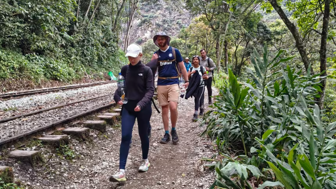 Casi 900 turistas permanecen varados cerca de Machu Picchu en medio de protestas