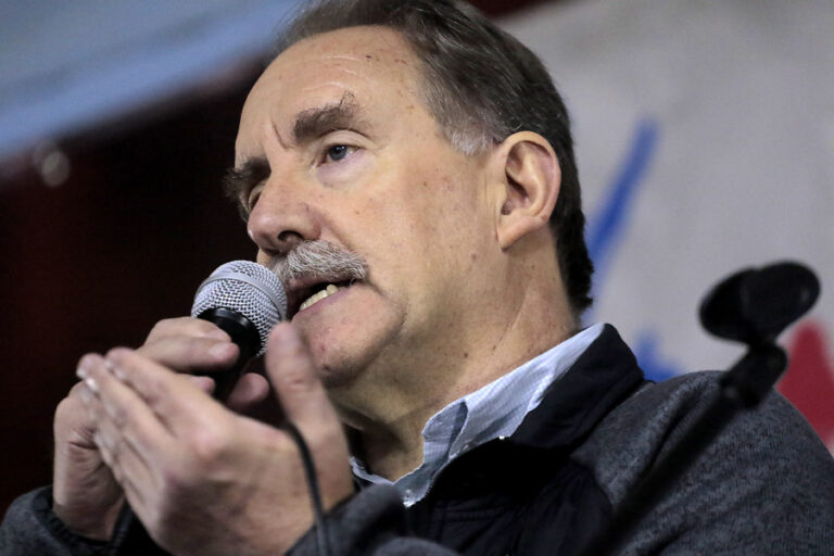 Artés lanza programa con guiños a Allende: Propone refundar FF.AA., jornada laboral de 35 horas y pena de muerte para pedófilos