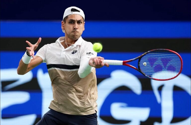 Alejandro Tabilo derrota al 30° del mundo y avanza a cuartos de final del ATP 250 de Chengdú