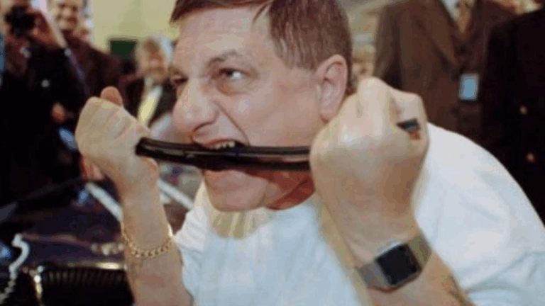 La increíble historia del hombre que se comió un avión entero: Podía digerir metal, fue premiado y también se devoró el trofeo