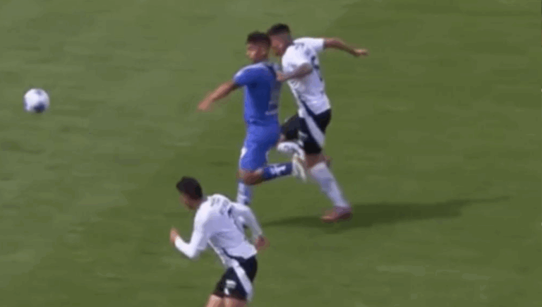 El bochornoso momento del VAR en la final de la Supercopa entre la U y Colo Colo: Mostraron una jugada distinta durante minutos