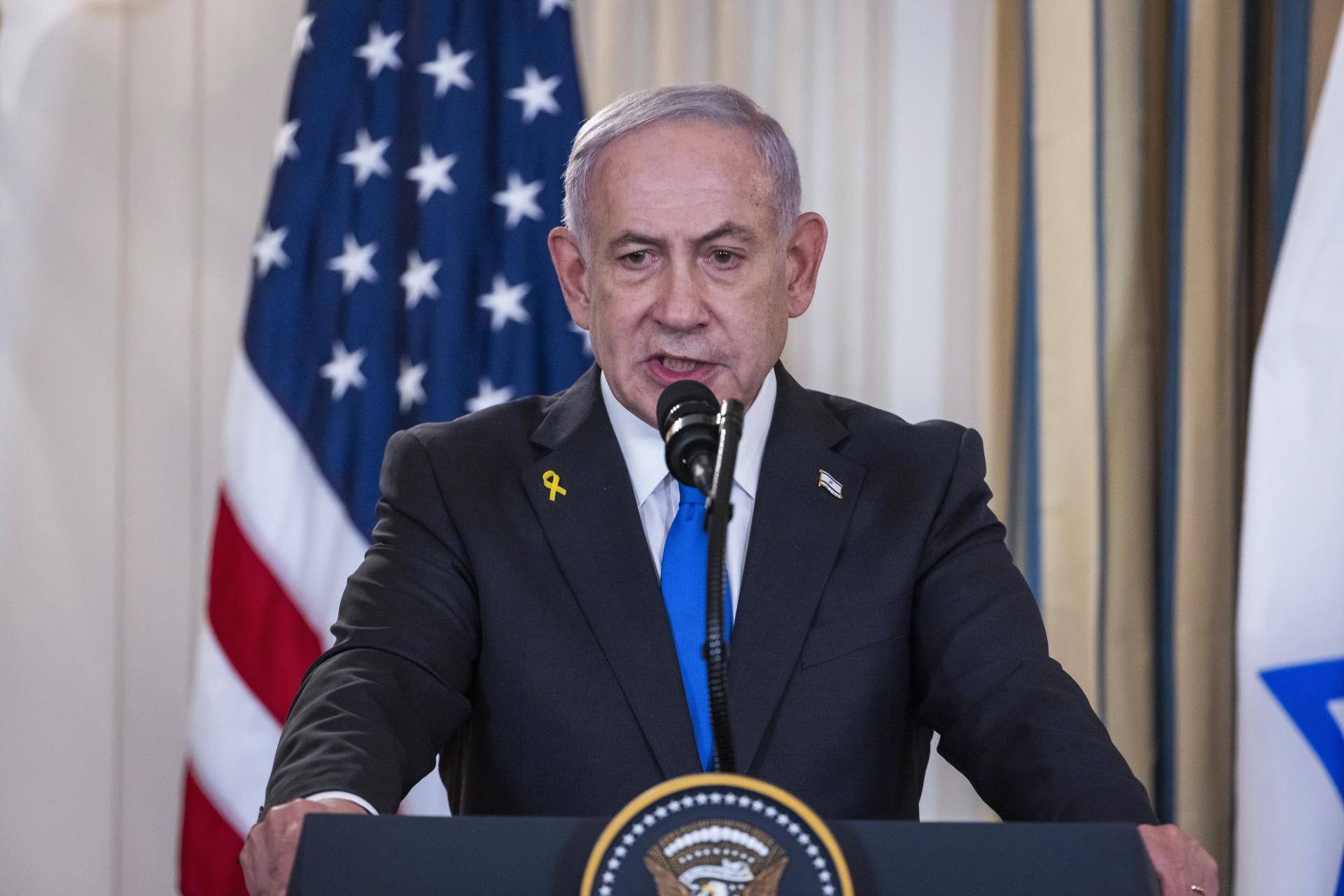 El primer ministro israelí, Benjamin Netanyahu, habla en una conferencia de prensa con el presidente de Estados Unidos, Donald Trump (fuera de cuadro), en el Comedor de Estado de la Casa Blanca en Washington, DC, EE.UU. EFE/JIM LO SCALZO
