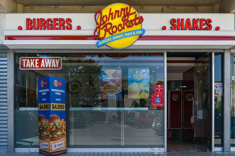 Corte Suprema confirma multa a sucursal de Johnny Rockets por descontar parte de las propinas a sus garzones