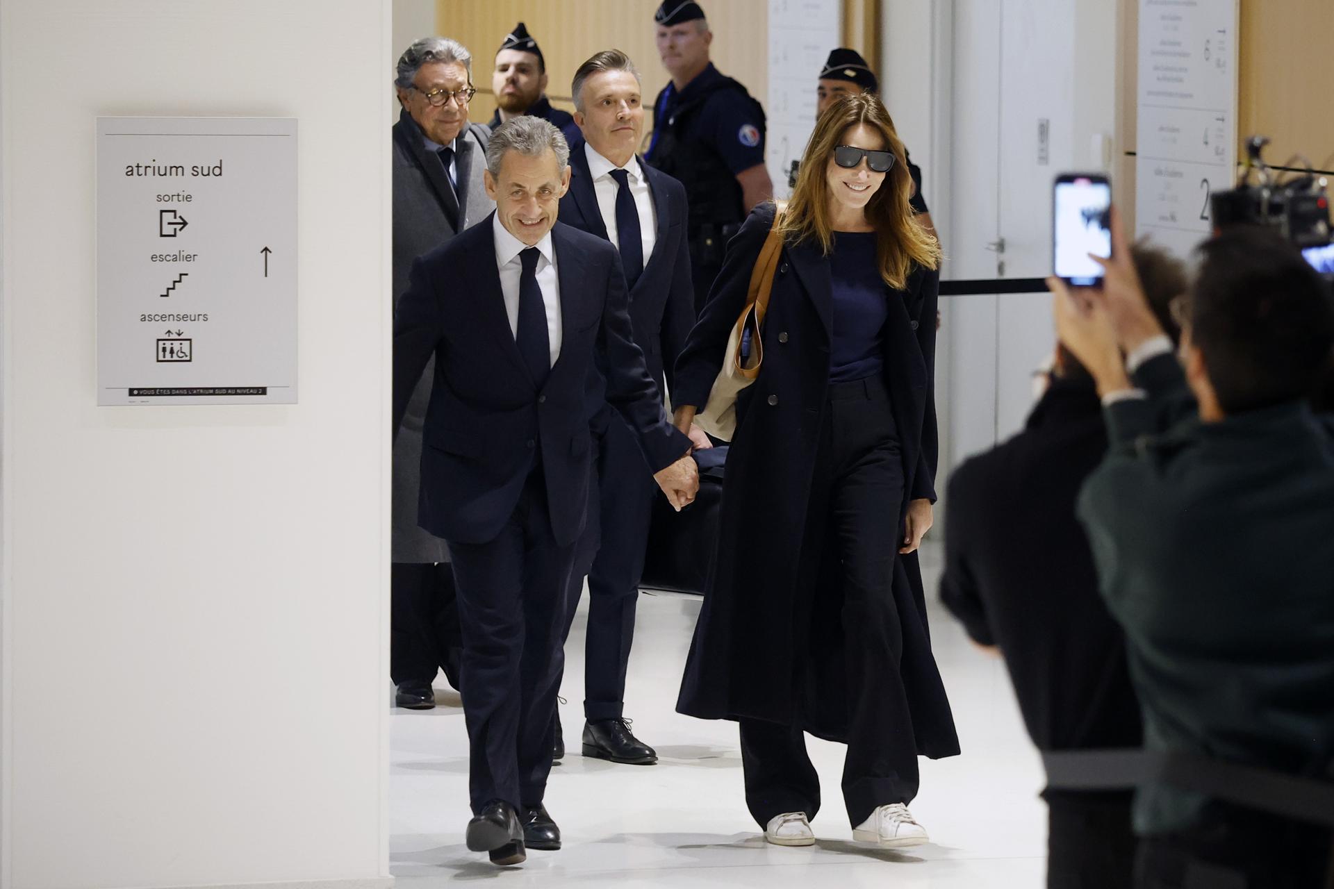 El expresidente francés Nicolas Sarkozy y su esposa, Carla Bruni-Sarkozy, en el Tribunal Correccional de París. EFE/EPA/Teresa Suarez