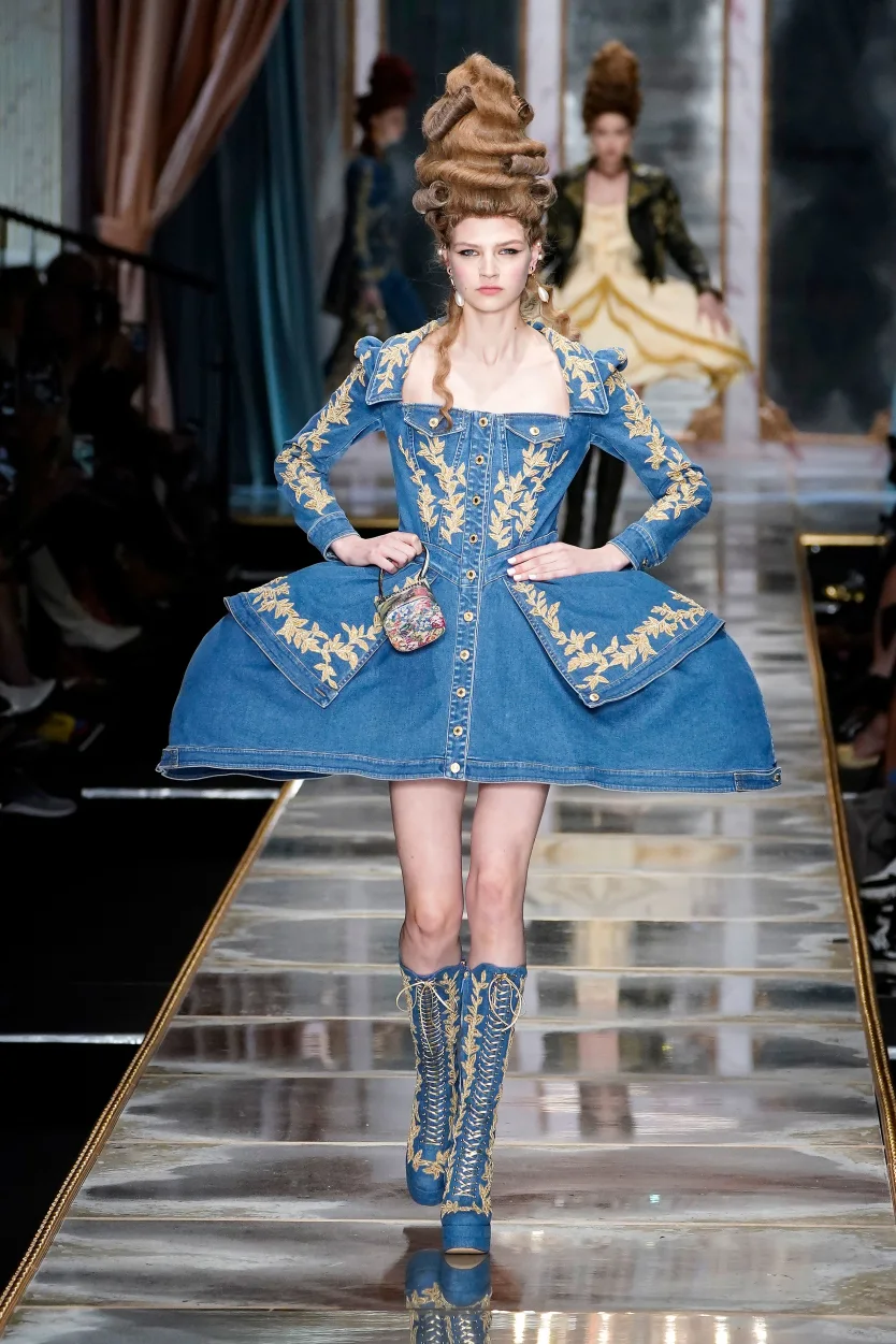 Jeremy Scott ha diseñado dos colecciones inspiradas en María Antonieta. La primera para su marca homónima en 2008 y la segunda para Moschino Otoño-Invierno 2020, que se muestra aquí. Pietro S. D'Aprano/Getty Images