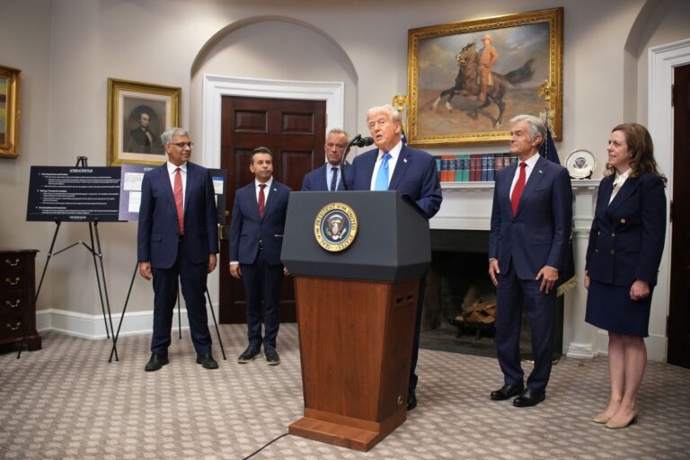 Trump vincula el autismo con el uso de paracetamol durante el embarazo, a pesar que evidencia apunte a que es seguro su consumo