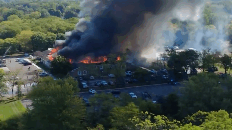Cómo se desarrolló el tiroteo masivo y un incendio devastador en una iglesia mormona de Michigan que dejó al menos 4 muertos