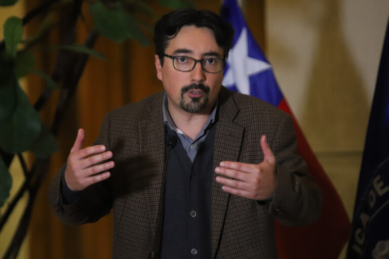 Latorre critica liderazgo de Kast y dice que 