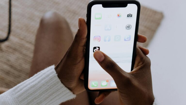 Francia evalúa prohibir redes sociales a menores de 15 años por los efectos que tienen sobre la juventud