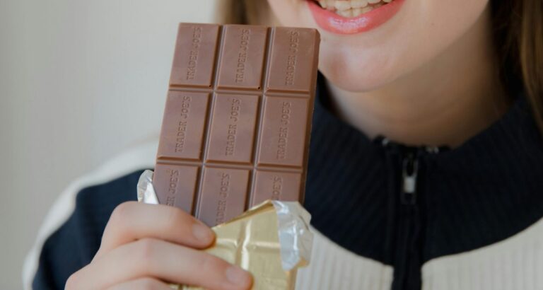 Mujer rusa fue detenida por robar 223 barras de chocolate y comérselas