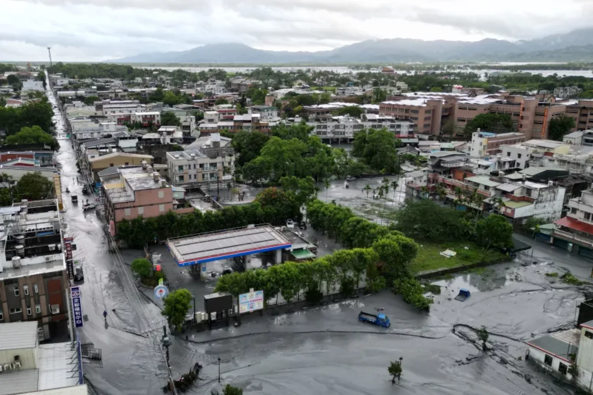 El barro queda en las calles a medida que las aguas de la inundación retroceden en Hualien el 24 de septiembre de 2025, tras el estallido de un lago barrera. Imágenes de AFP/Getty