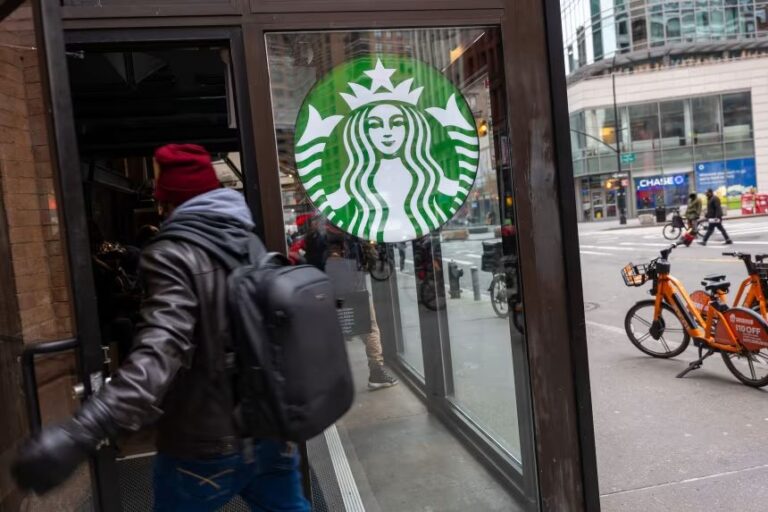 Starbucks cierra más de 400 tiendas en Estados Unidos en medio de masiva reestructuración