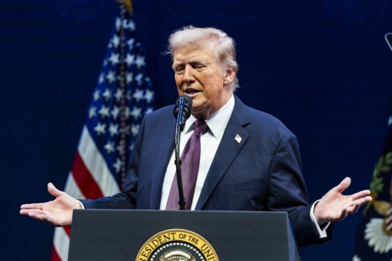 “No es mi firma”, asegura el presidente Trump sobre carta de cumpleaños de Epstein