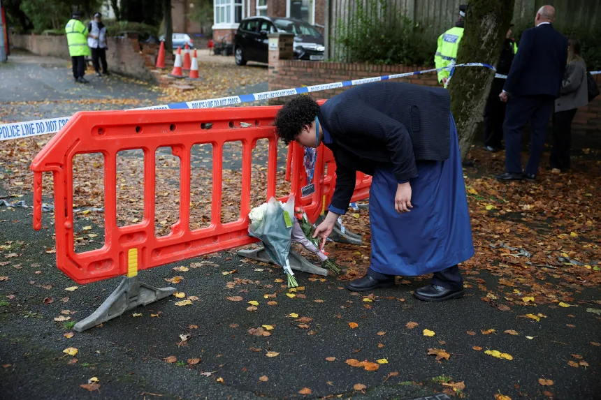 Una persona deposita flores en el exterior de la sinagoga de Manchester. Phil Noble/Reuters