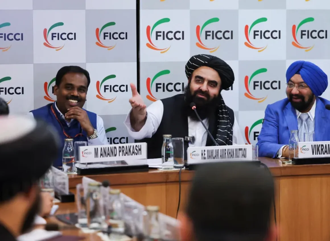 Anand Prakash, secretario adjunto de la División de Pakistán, Afganistán e Irán (PAI) del Ministerio de Asuntos Exteriores (MEA), el ministro de Asuntos Exteriores talibán de Afganistán, Amir Khan Muttaqi, y el empresario indio Vikramjit Singh Sahney participan en una mesa redonda en Nueva Delhi, India, el lunes. Anushree Fadnavis/Reuters