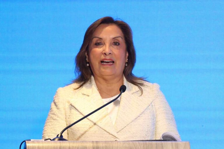 Dina Boluarte acepta su destitución y abandona el palacio presidencial sin destino conocido