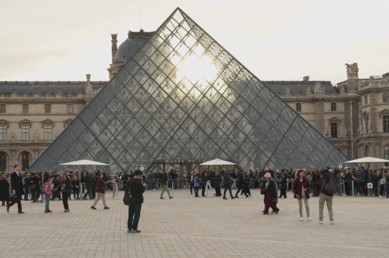 Detienen a dos sospechosos por el millonario robo de joyas en el Museo del Louvre