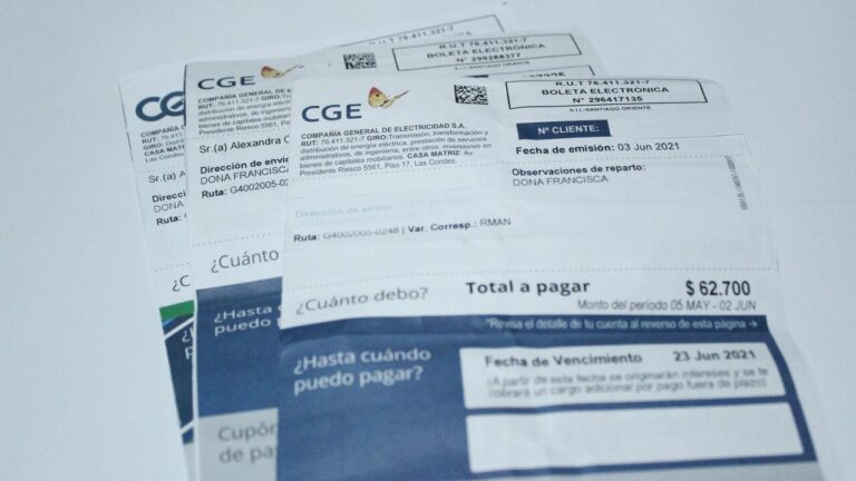 Gobierno anuncia acuerdo con empresa transmisora para restituir cobros adicionales en las cuentas de luz