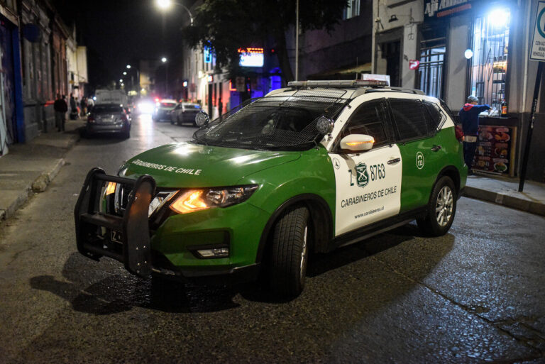 Investigan secuestro en pleno centro de Santiago: Víctima estaba comiendo en carro de comida rápida