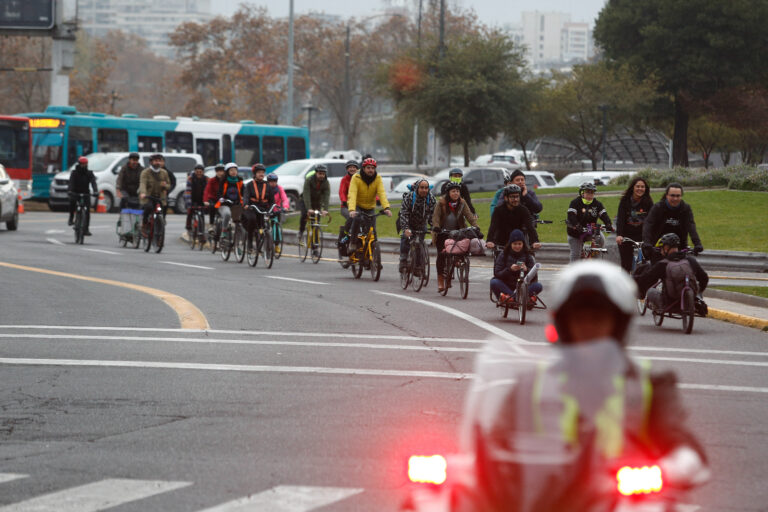 Tras polémico video: Muñoz descarta patentes para bicicletas, pero deja abierta la puerta a licencias para ciclistas