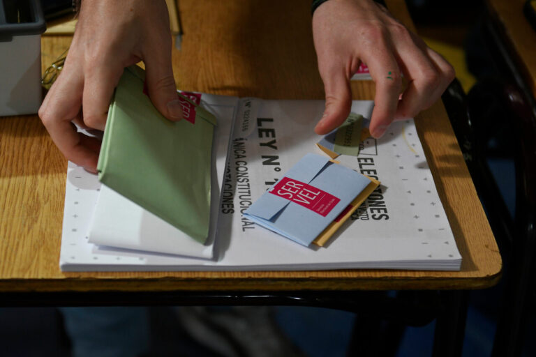 Multas de hasta $500 mil por no presentarte como vocal de mesa: Revisa aquí hasta cuándo puedes excusarte