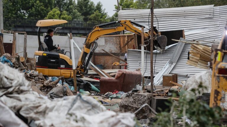 Comienza desalojo de campamento Los Aromos en Colina: Viven más de 300 familias