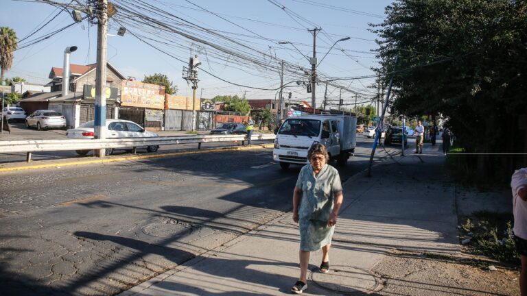 Olas de calor: Habitantes de Cerrillos, Cerro Navia, Conchalí y Quilicura perciben temperaturas superiores a 50° C