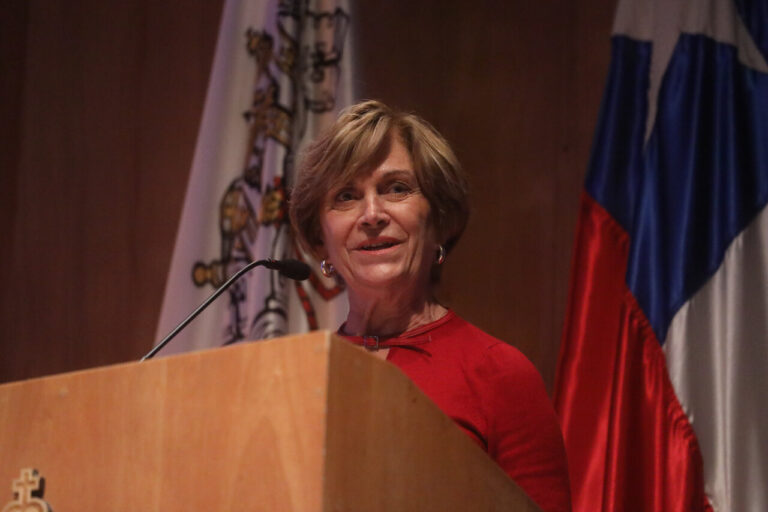 Evelyn Matthei propone recortar presupuesto del Injuv: 