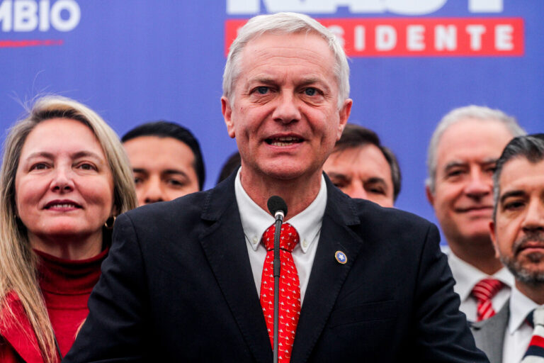 Revelan chat en que cuenta troll asegura tener contacto con equipo de redes de José Antonio Kast