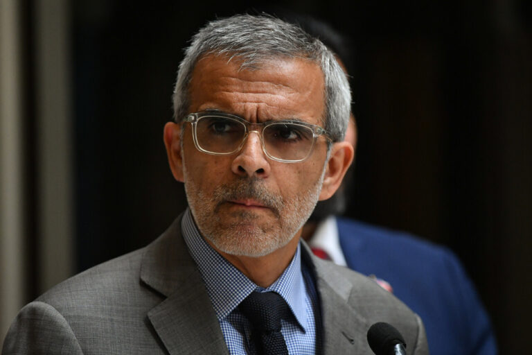 Gobierno anuncia querella contra delincuentes por choque a furgón escolar que terminó con niño fallecido