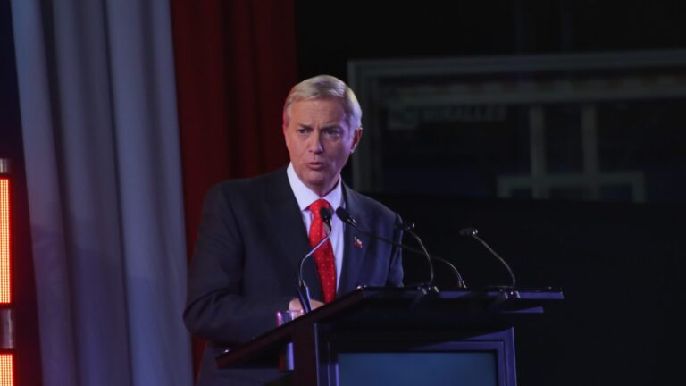 Kast apunta a que migrantes irregulares colaboren 