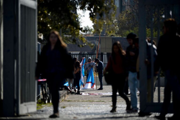Carabineros desalojan la Usach tras 28 días de toma por denuncias de violencia en el campus