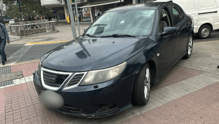 Abandonan en pleno Providencia auto con 117 multas, dañado y con revisión técnica vencida desde 2022