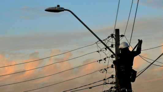 Cuentas de luz: Experto detalla cómo se originó el millonario sobrecobro que deberá devolver Transelec