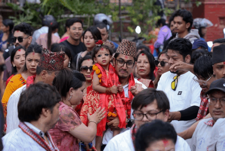 Niña de dos años es elegida como la nueva “diosa viviente” en Nepal: Es venerada tanto por hindúes como por budistas
