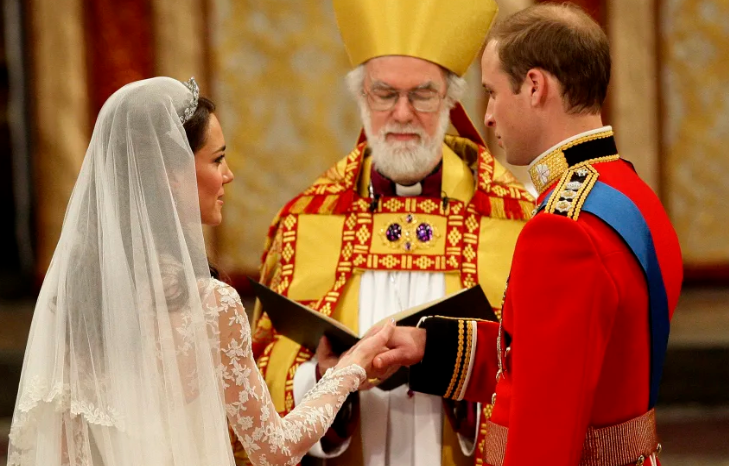 El Príncipe y la Princesa de Gales ante el entonces arzobispo de Canterbury, Rowan Williams, durante su ceremonia de boda en la Abadía de Westminster en 2011. Dave Thompson/Reuters