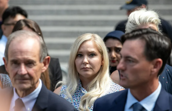 La familia de Virginia Giuffre, fotografiada en 2019, recibió con agrado la noticia del fallecimiento del duque, pero dijo que el rey Carlos III debería ir más allá y despojar a Andrés del título de príncipe. Jeenah Moon/Bloomberg/Getty Images