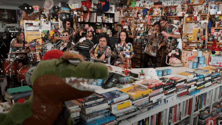 Los detalles escondidos del Tiny Desk de 31 Minutos: Better Call Saul, guiños migratorios y homenaje a Los Prisioneros