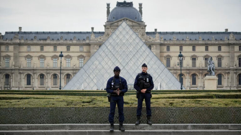 El Louvre reabre con una herida abierta: El robo que en siete minutos fracturó su seguridad