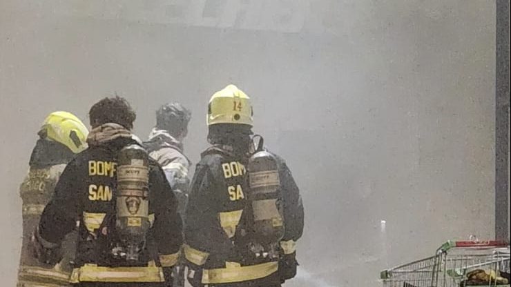 Reportan emanación de humo y fuego al interior de local comercial del Costanera Center en Providencia