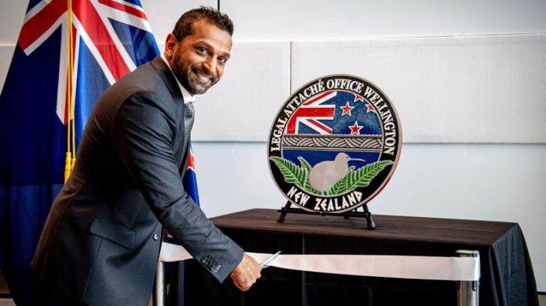 Director del FBI regaló réplicas de pistolas a autoridades de Nueva Zelanda que tuvieron que destruir por ir contra sus leyes